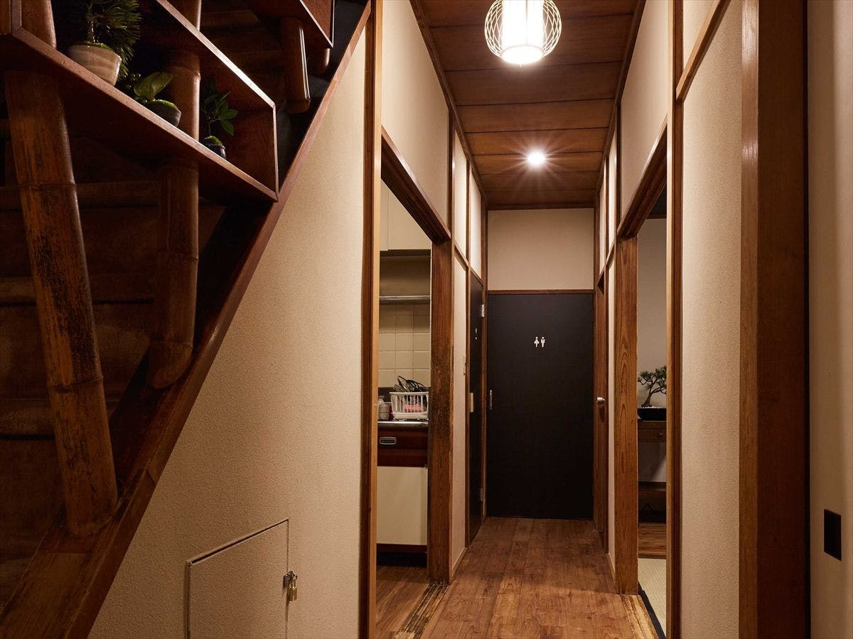 Kagurazaka Retro Bar and Hotel