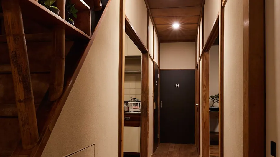 Kagurazaka Retro Bar and Hotel