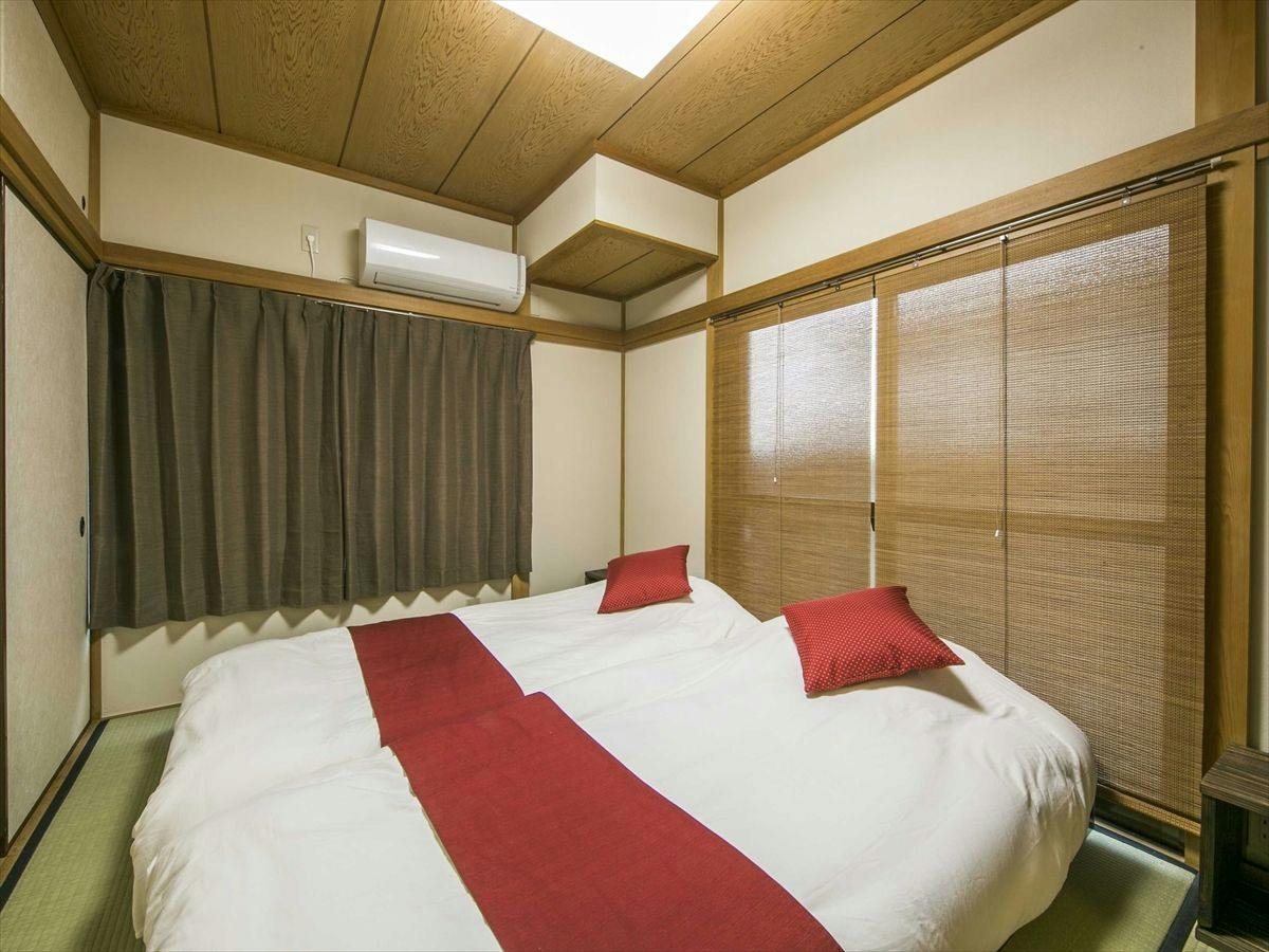 Kagurazaka Retro Bar and Hotel