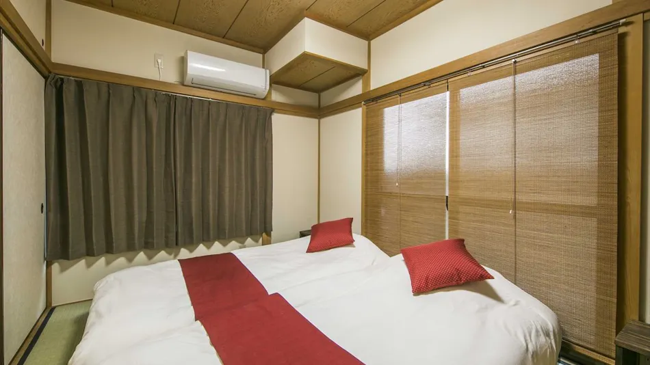 Kagurazaka Retro Bar and Hotel