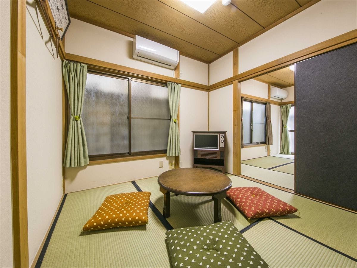 Kagurazaka Retro Bar and Hotel