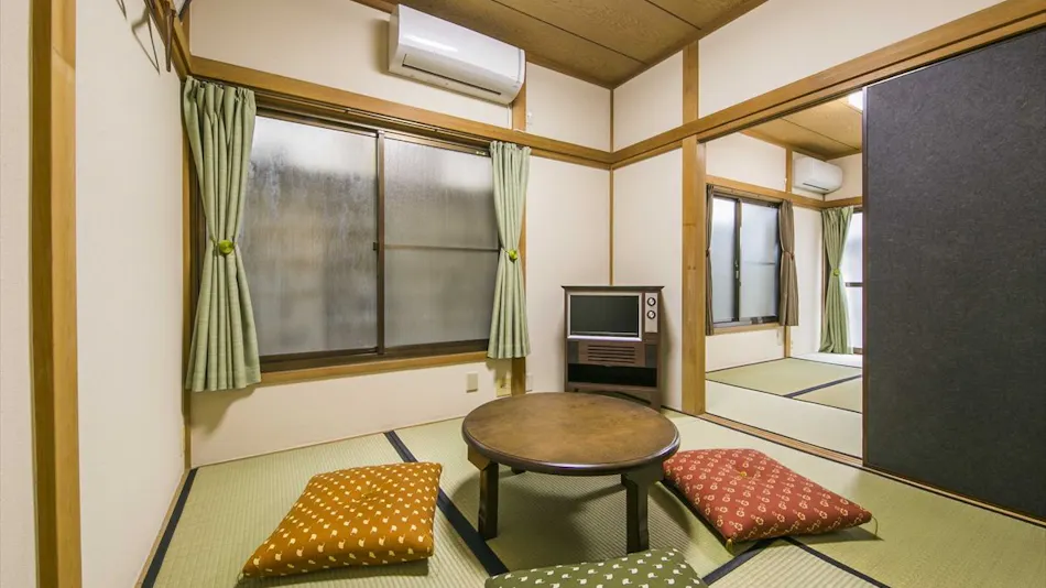 Kagurazaka Retro Bar and Hotel