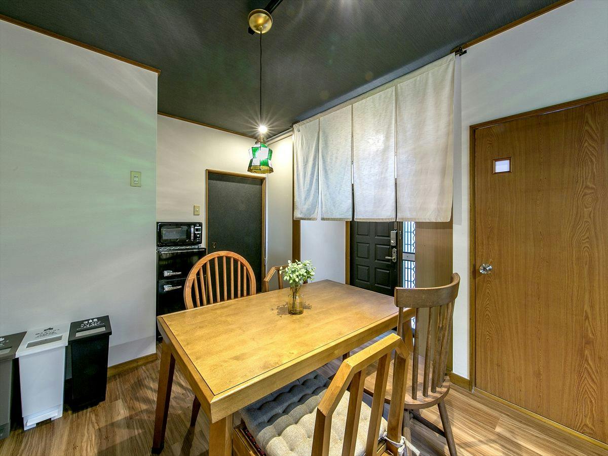 Kagurazaka Retro Bar and Hotel