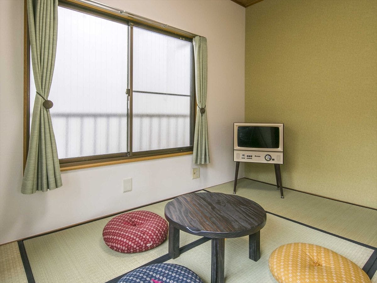 Kagurazaka Retro Bar and Hotel