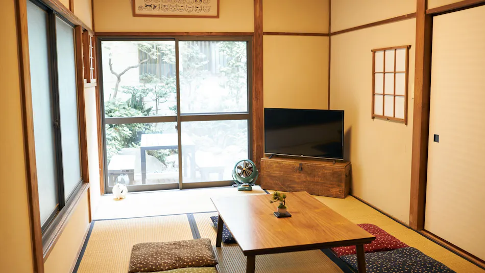 Kagurazaka Retro Bar and Hotel