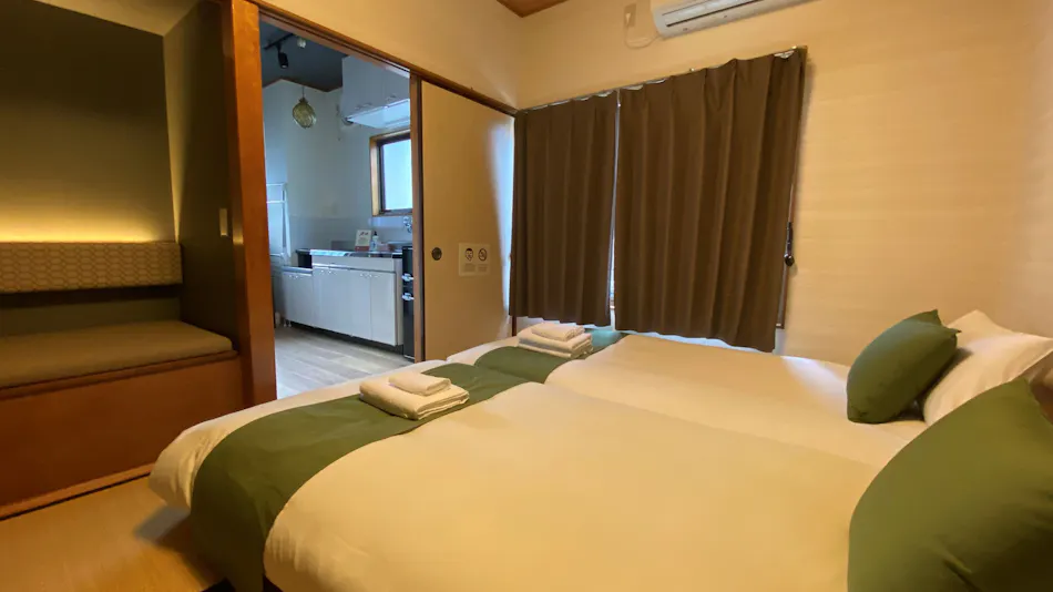 Kagurazaka Retro Bar and Hotel