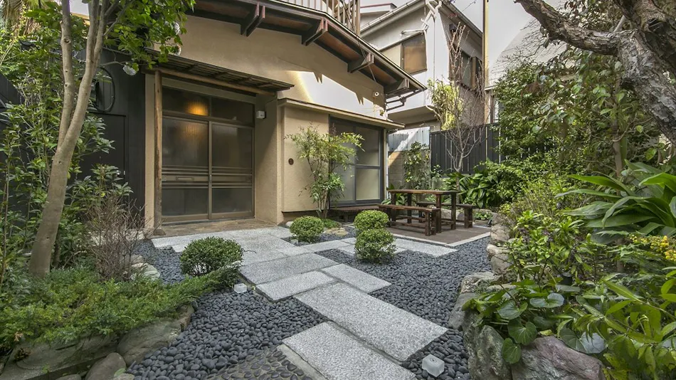 Kagurazaka Retro Bar and Hotel