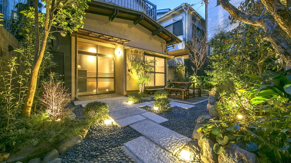 Kagurazaka Retro Bar and Hotel