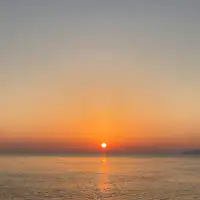 พระอาทิตย์ขึ้นจากชายหาด