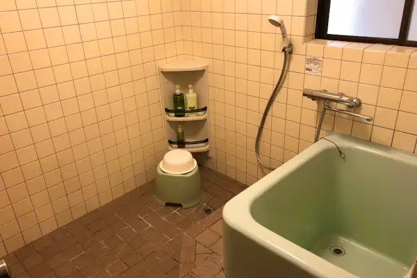 房間內配備的浴缸。