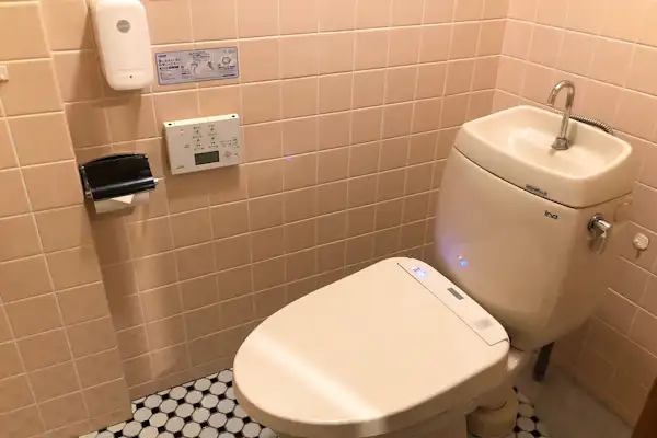 配有免治馬桶的廁所。