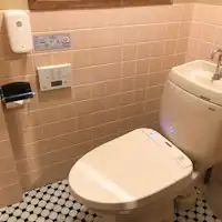 配有免治馬桶的廁所。