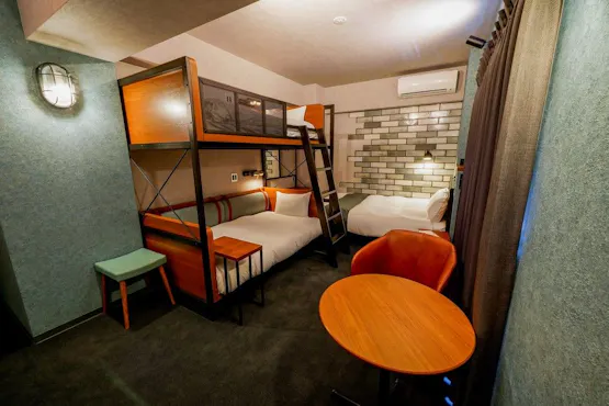 เตียงสองชั้นพร้อมเตียงคู่