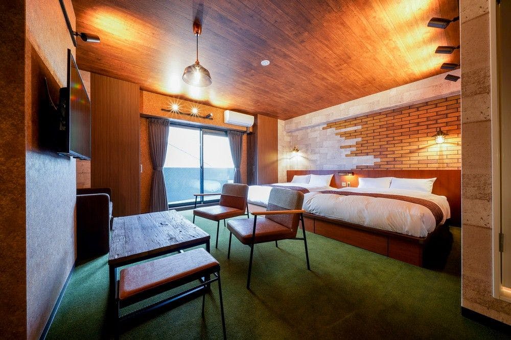 2 เตียงคู่พร้อมโซฟาเบด