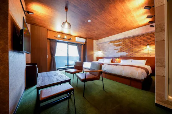 2 เตียงคู่พร้อมโซฟาเบด