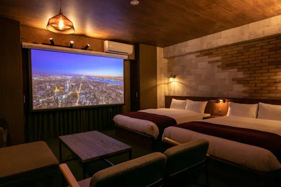 ห้องพักพร้อมโปรเจคเตอร์และหน้าจอ