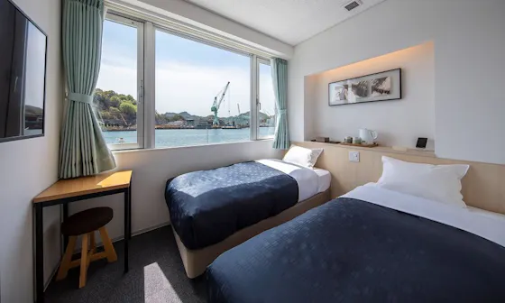 모든 객실은 오노미치 수로 전망을 제공합니다.