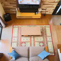 Ruang terbuka dengan siling tinggi.