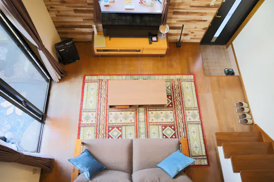 Ruang terbuka dengan siling tinggi.