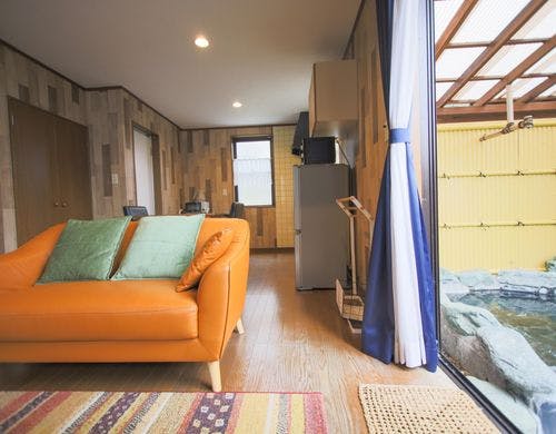 TVボードの中にトランプなどのグッズを用意