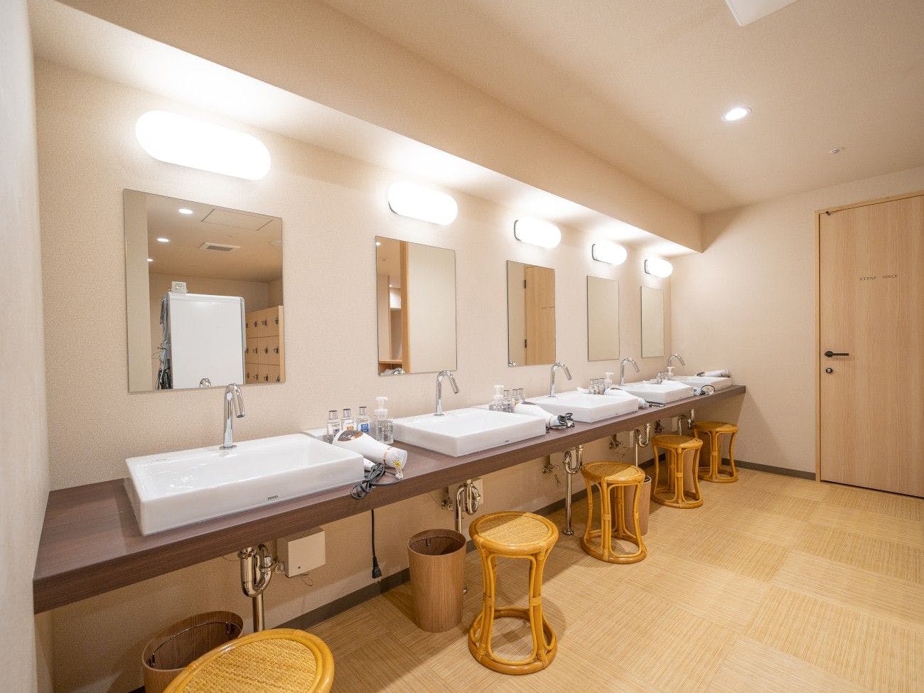 [Men’s Large Public Bath] Washbasins