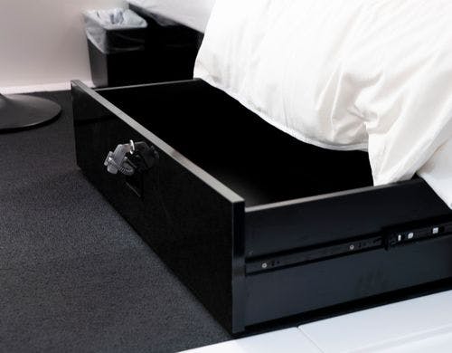 ファーストクラスキャビン・貴重品ボックス