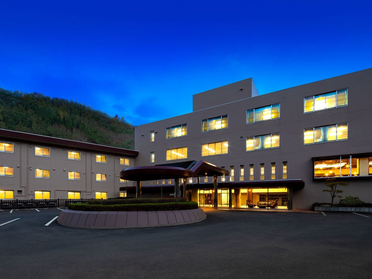 Gambar eksterior (malam)