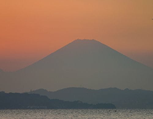 当施設から望む富士山のシルエット