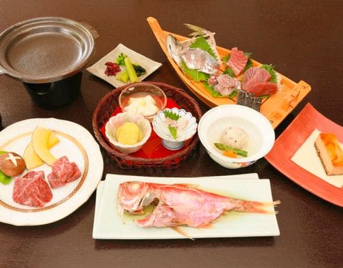 ・魚介と旬の食材を楽しめる料理が自慢