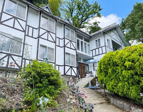 外観◆高台に位置する白の洋館