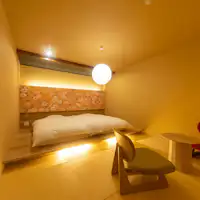 Kamar twin besar dengan pemandian terbuka