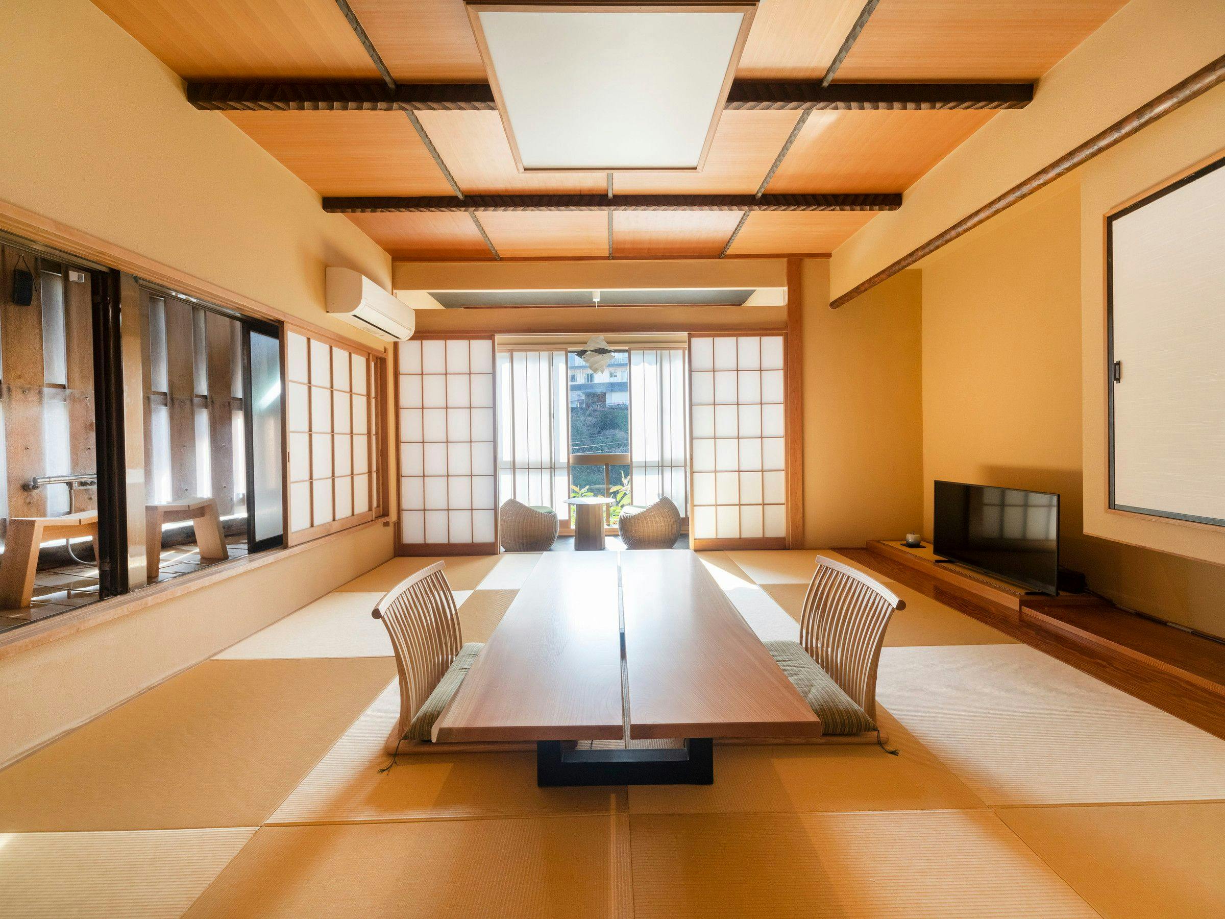 Kamar gaya Jepang 10 tatami dengan pemandian semi terbuka Hinoki aliran alami.