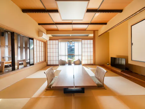 Kamar gaya Jepang 10 tatami dengan pemandian semi terbuka Hinoki aliran alami.