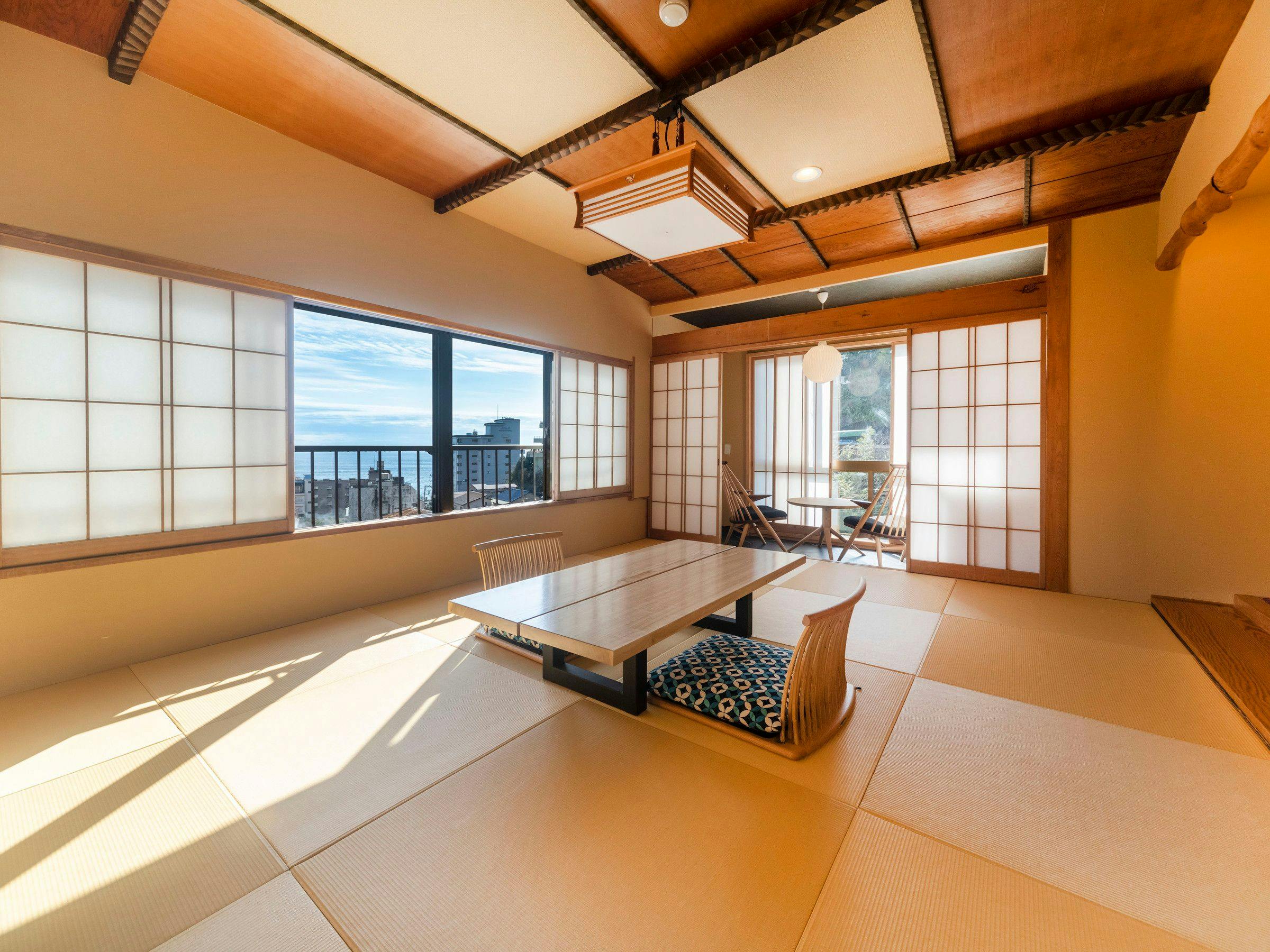 Kamar bergaya Jepang 10 tatami dengan pemandian semi terbuka Hinoki, "kecil".