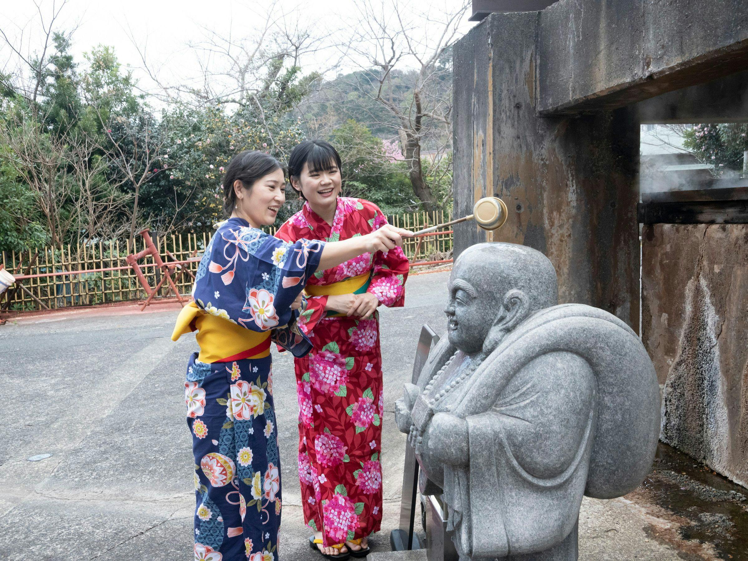 Jelajahi sekitar dengan yukata yang lucu