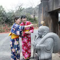 Jelajahi sekitar dengan yukata yang lucu