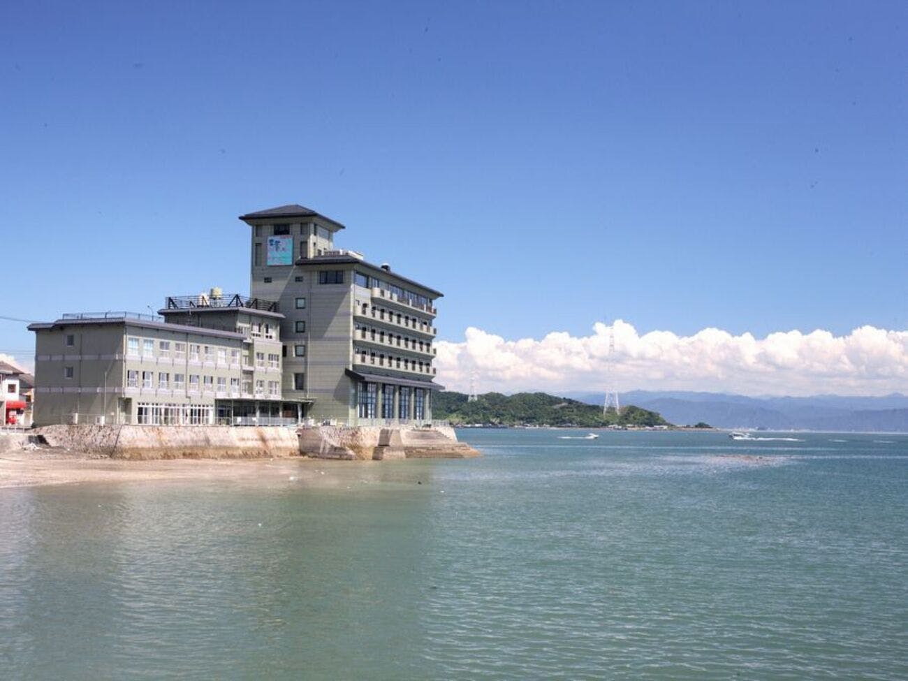 Semua kamar memiliki pemandangan laut.