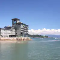 Semua kamar memiliki pemandangan laut.