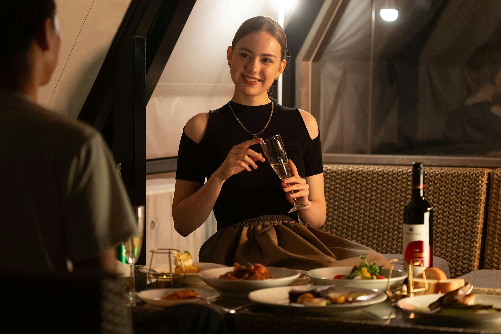 Gambaran Makan di Ruang Outdoor Pribadi