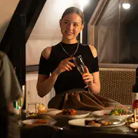 Gambaran Makan di Ruang Outdoor Pribadi