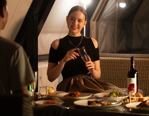 専用アウトドアリビングでの食事イメージ