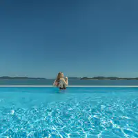 Kolam Renang Infinity