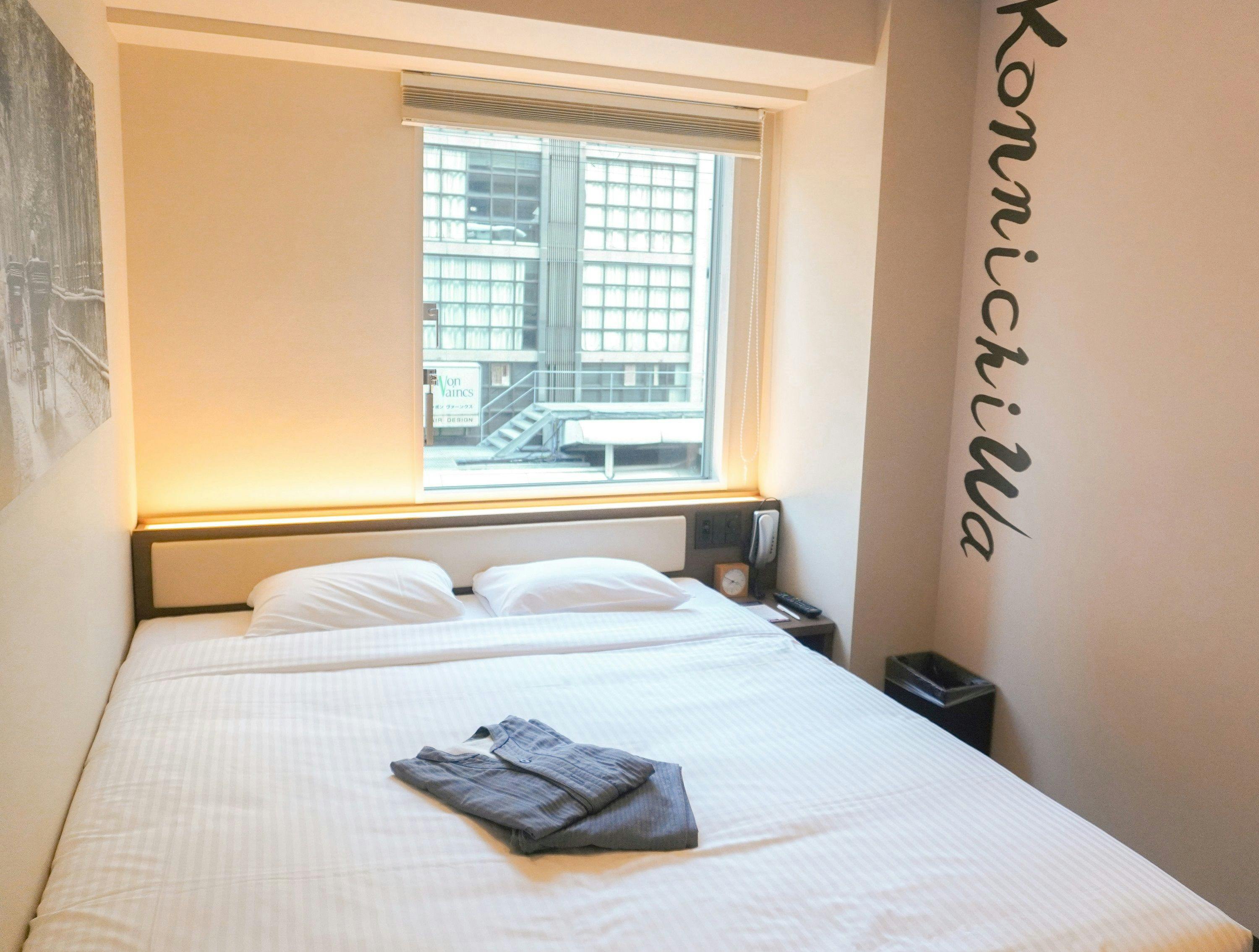 นี่คือห้องพักที่มองเห็นถนนคาวารามาจิ