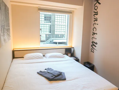 นี่คือห้องพักที่มองเห็นถนนคาวารามาจิ