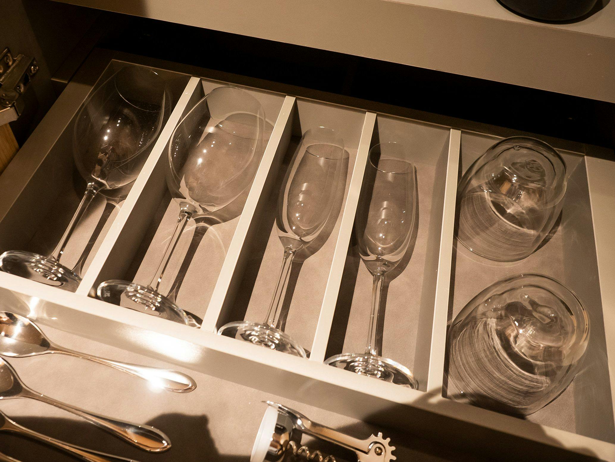 มีเครื่องใช้บนโต๊ะอาหารครบครัน