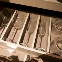 มีเครื่องใช้บนโต๊ะอาหารครบครัน