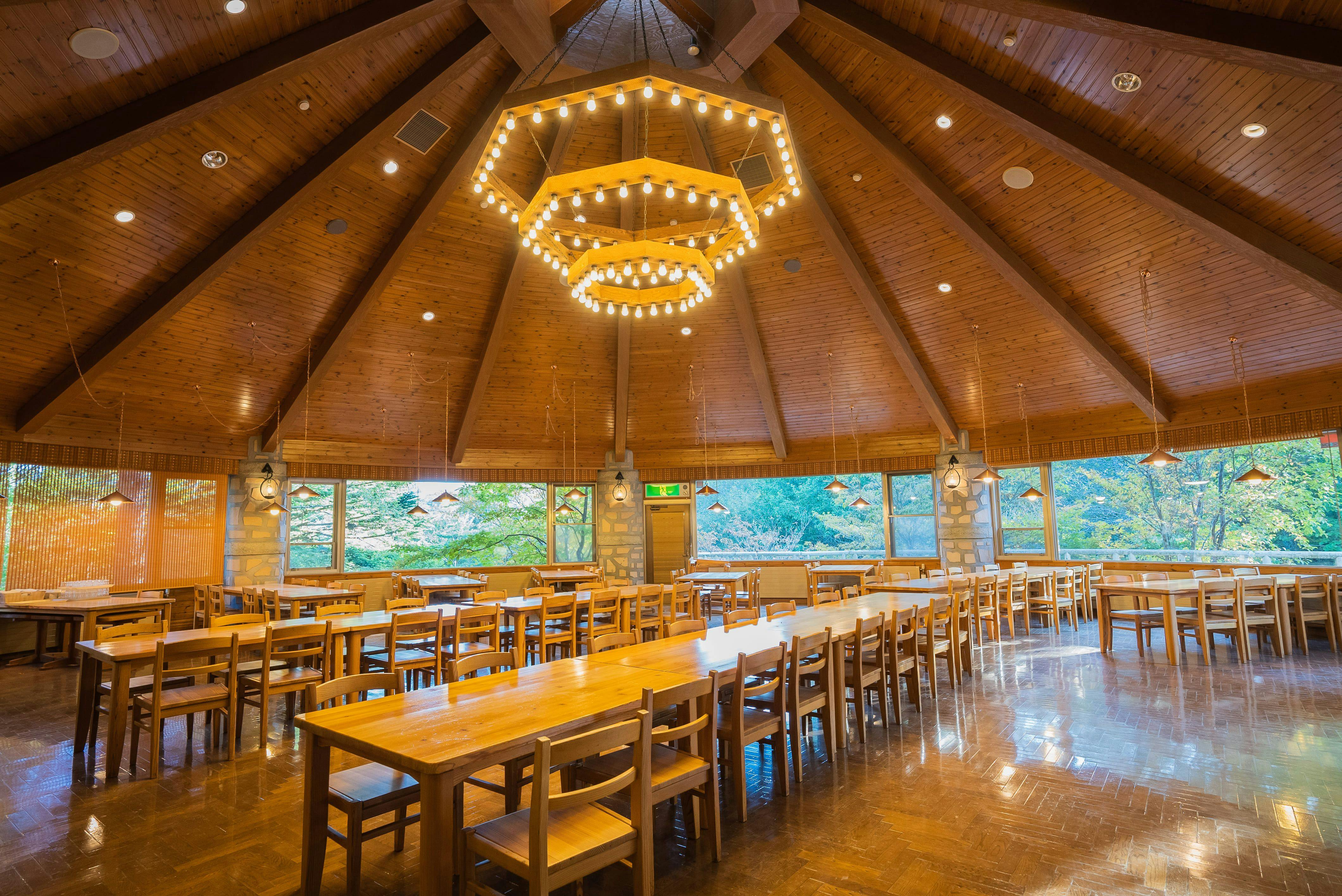 นี่คือสถานที่สำหรับอาหารเย็นชาบูชาบูและบุฟเฟ่ต์อาหารเช้า