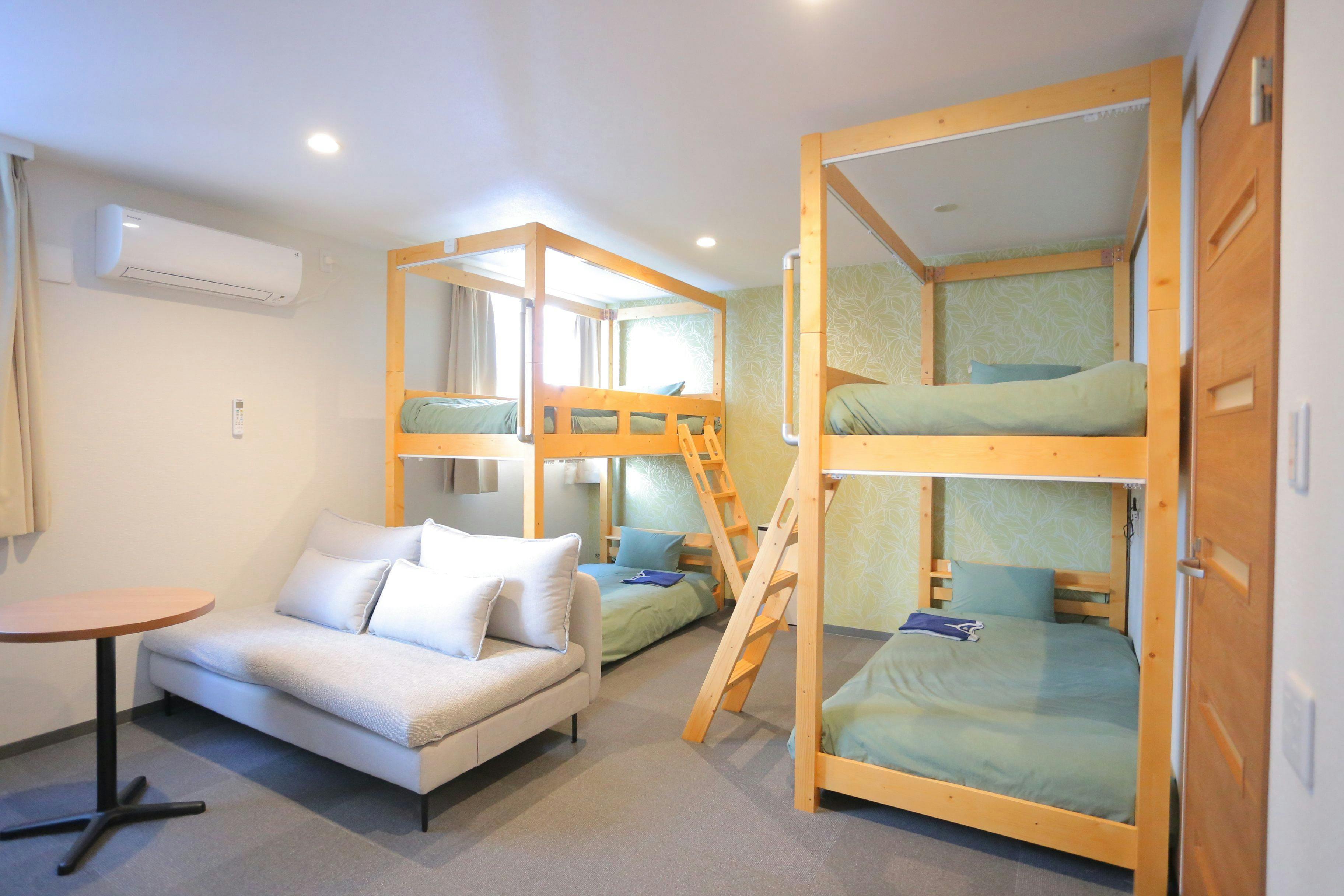 ห้องพักสำหรับ 4 ท่าน พร้อมเตียงสองชั้น 2 เตียง และโซฟา