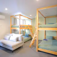 ห้องพักสำหรับ 4 ท่าน พร้อมเตียงสองชั้น 2 เตียง และโซฟา