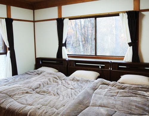 寝室1、ベッド3台に枕と毛布を用意してます